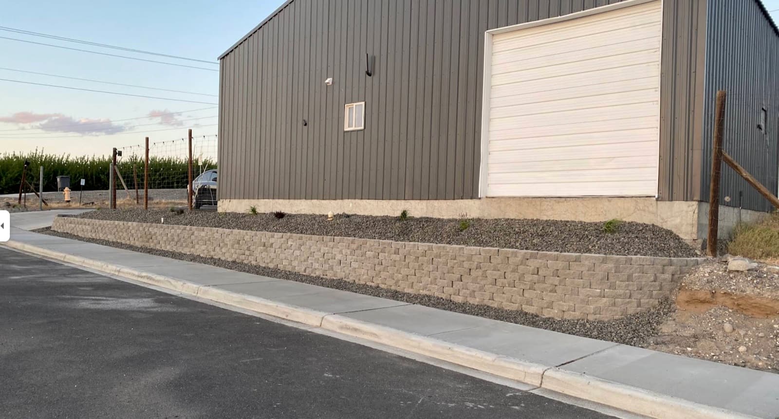 Block retaining wall with gravel